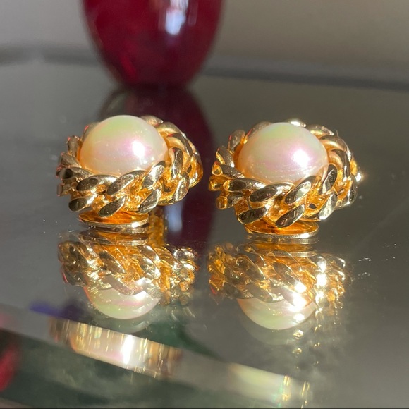 Christian Dior
Vintage
Clip-On
Pearl Gold
Earrings - Picture 2 of 9